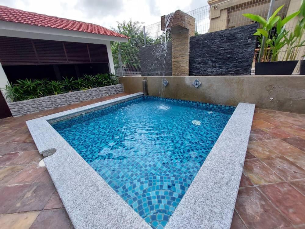 Malacca Christee Suites Hotel מראה חיצוני תמונה